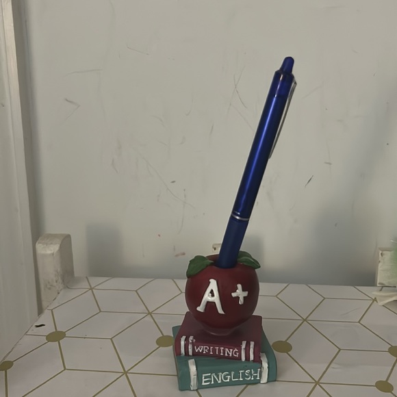 Teacher desk accent - Picture 5 of 5